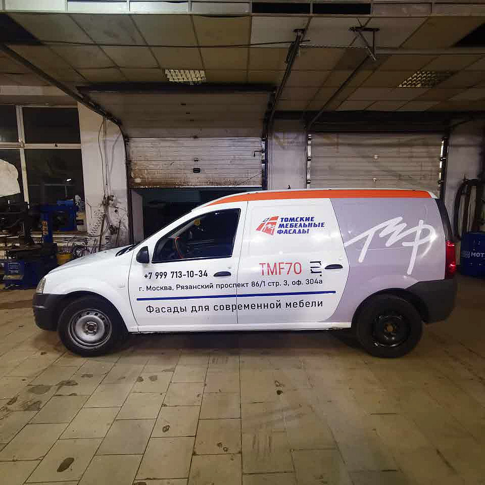 Наше портфолио - Оклейка автомобиля плёнкой для компании "Томские мебельные фасады"